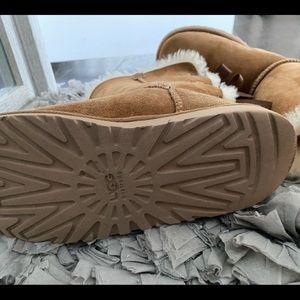 Women’s Ugg Bailey Bow II Boot- Chestnut